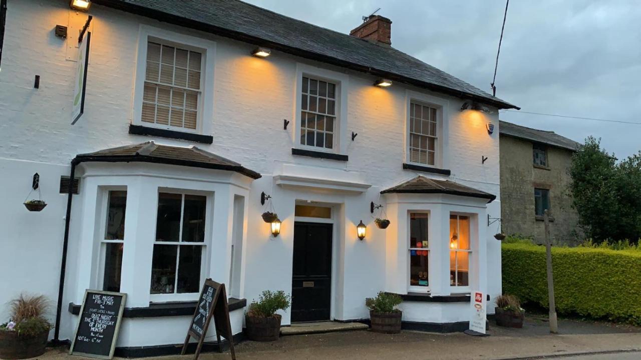 Готель The Fox And Hounds Whittlebury Екстер'єр фото